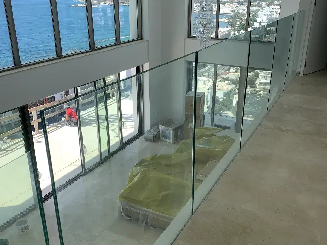 Glass staircase 34